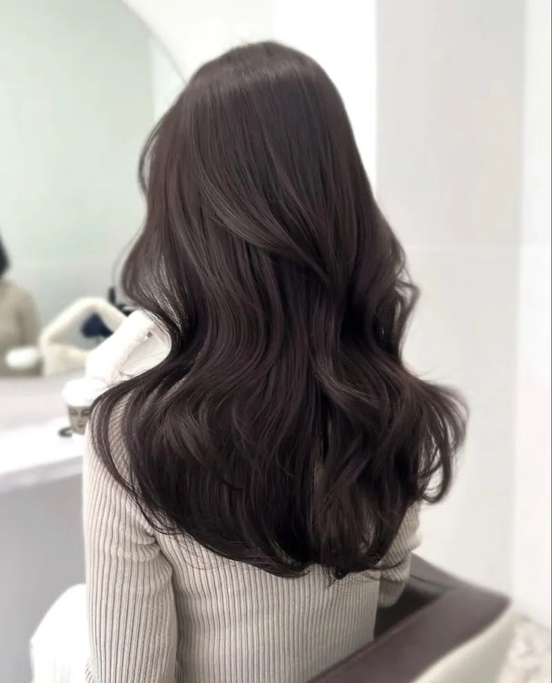 Nhuộm nâu trà đen là lựa chọn hoàn hảo cho tóc đen