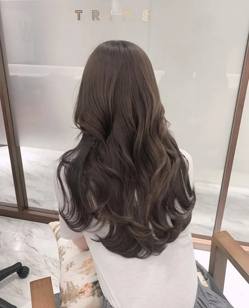 Màu nâu socola đen trầm phù hợp với phong cách công sở