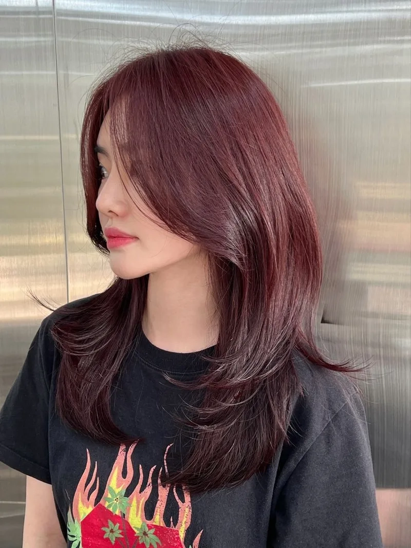 Nhuộm tóc màu nâu đỏ giúp bạn nổi bật hơn