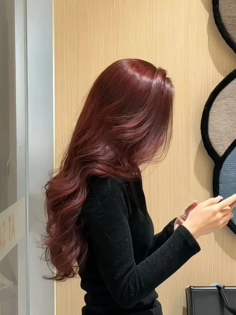 Tóc nâu đỏ cherry phù hợp với mọi kiểu tóc