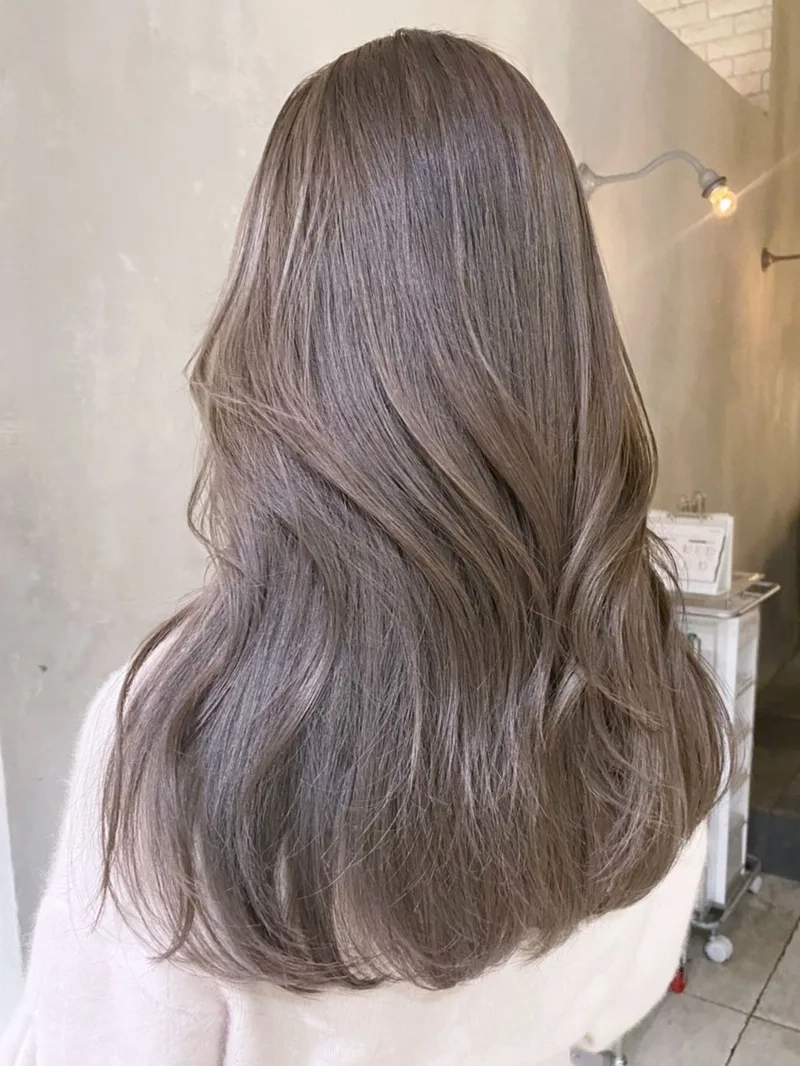 Màu nâu khói phù hợp với mọi tone da từ sáng đến tối