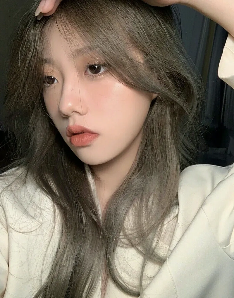 Tóc màu rêu khói đẹp tự nhiên không cần makeup