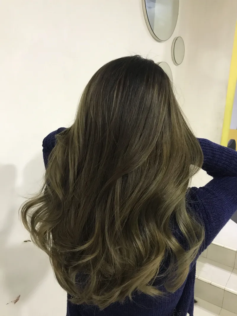 Màu tóc nâu ánh rêu đẹp tự nhiên không cần makeup