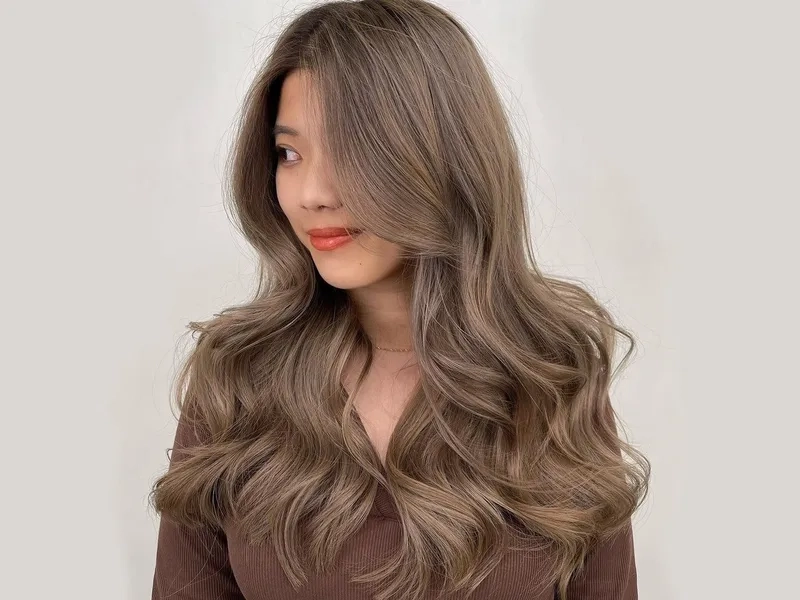 Nhuộm tóc màu nâu rêu phù hợp với mọi kiểu tóc