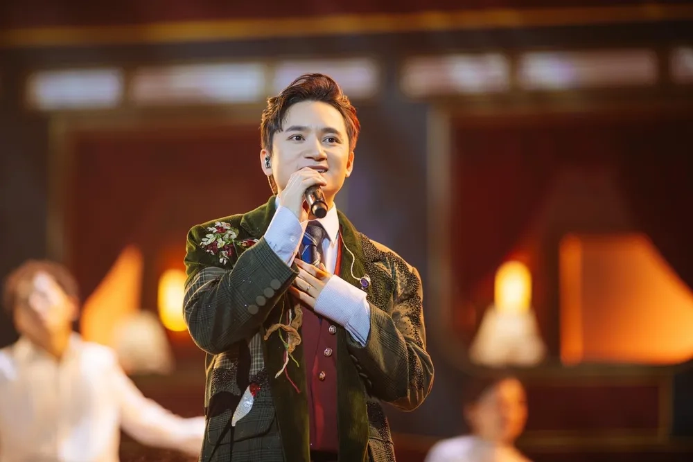 Cùng mở Phan Mạnh Quỳnh album lắng nghe yêu thương