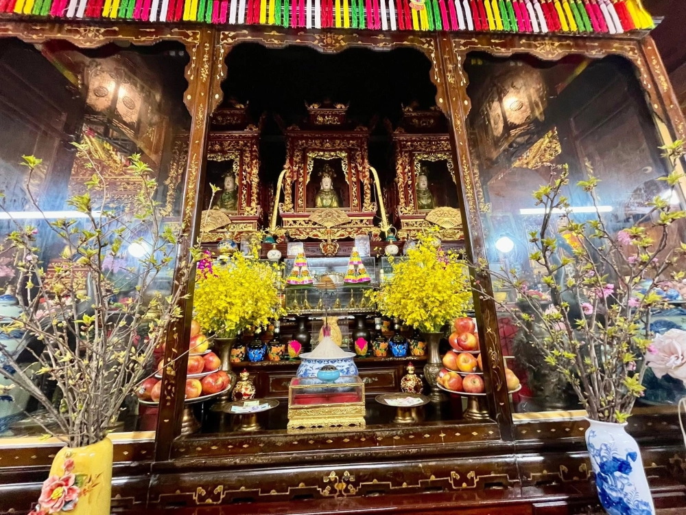 Phủ Dầy Vụ Bản, địa điểm hành hương nổi bật