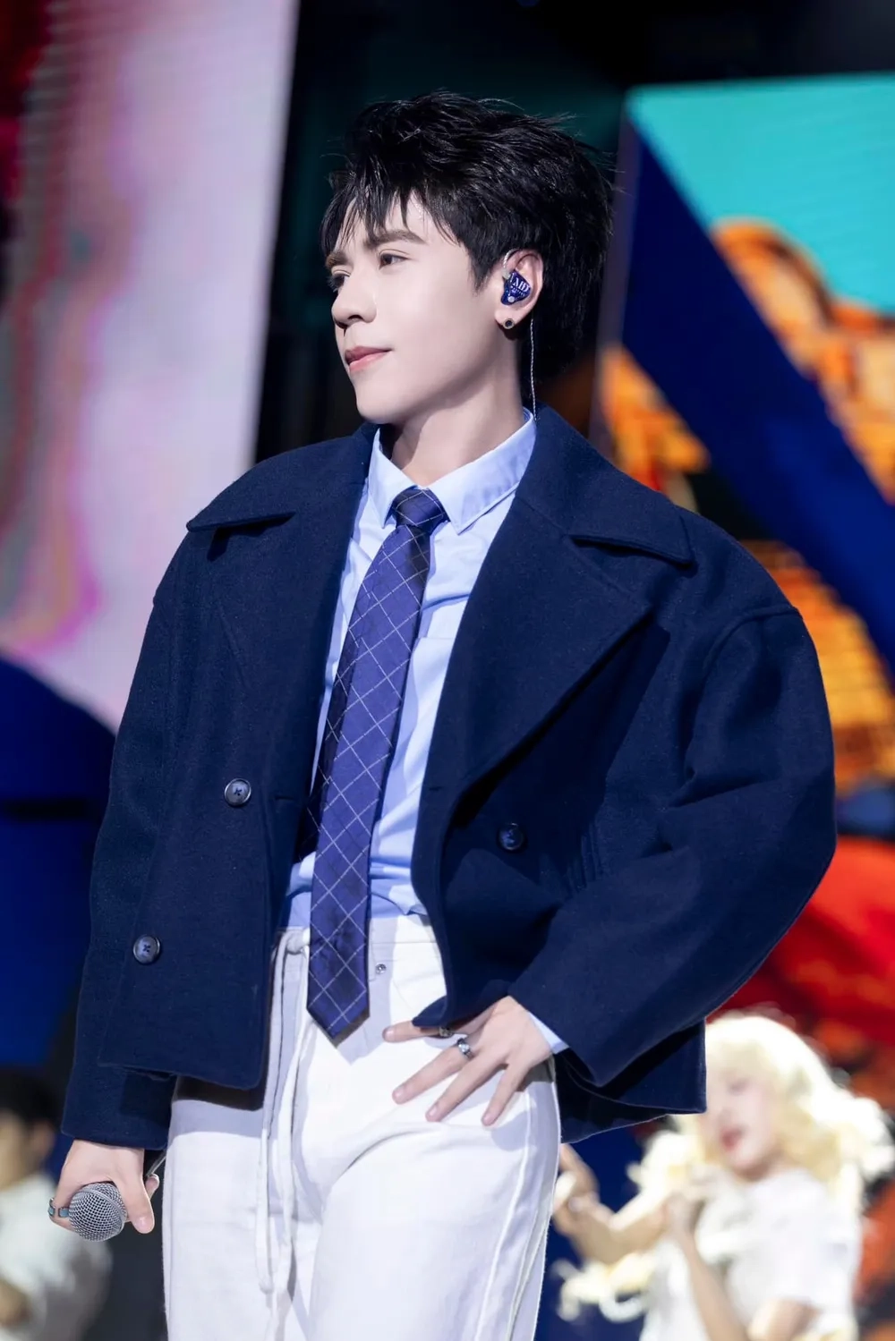 Fan tò mò Quang Hùng cao mét mấy