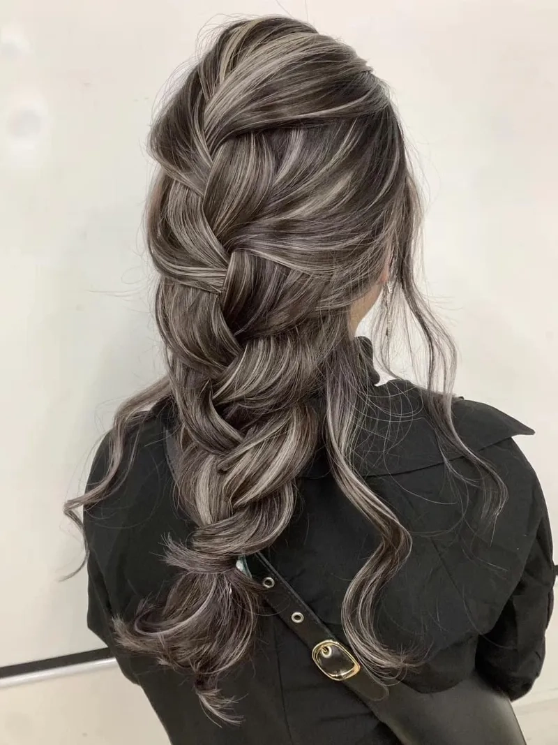 Highlight tóc đen tạo điểm nhấn độc đáo