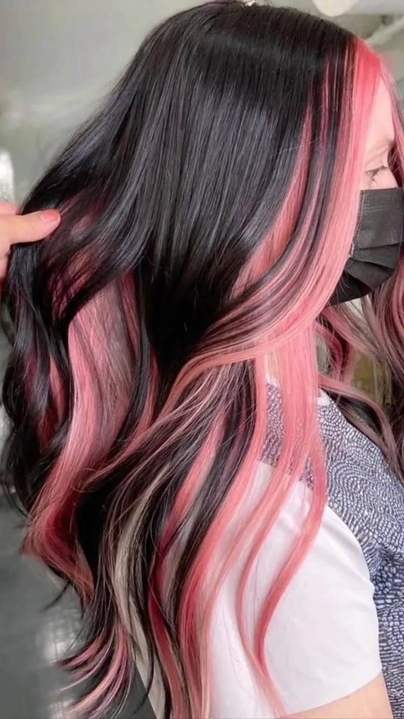 Tóc highlight nền đen phù hợp với mọi lứa tuổi