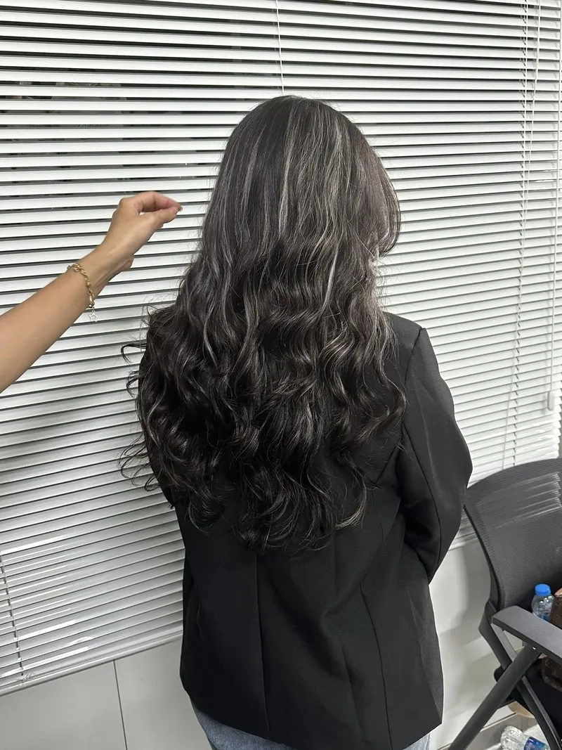 Tóc đen highlight bạch kim tạo điểm nhấn ấn tượng