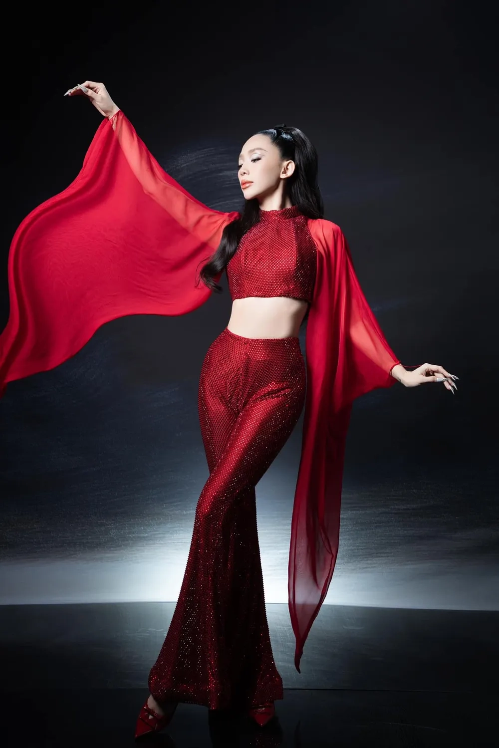 Giai điệu sôi động vũ điệu cồng chiêng Tóc Tiên