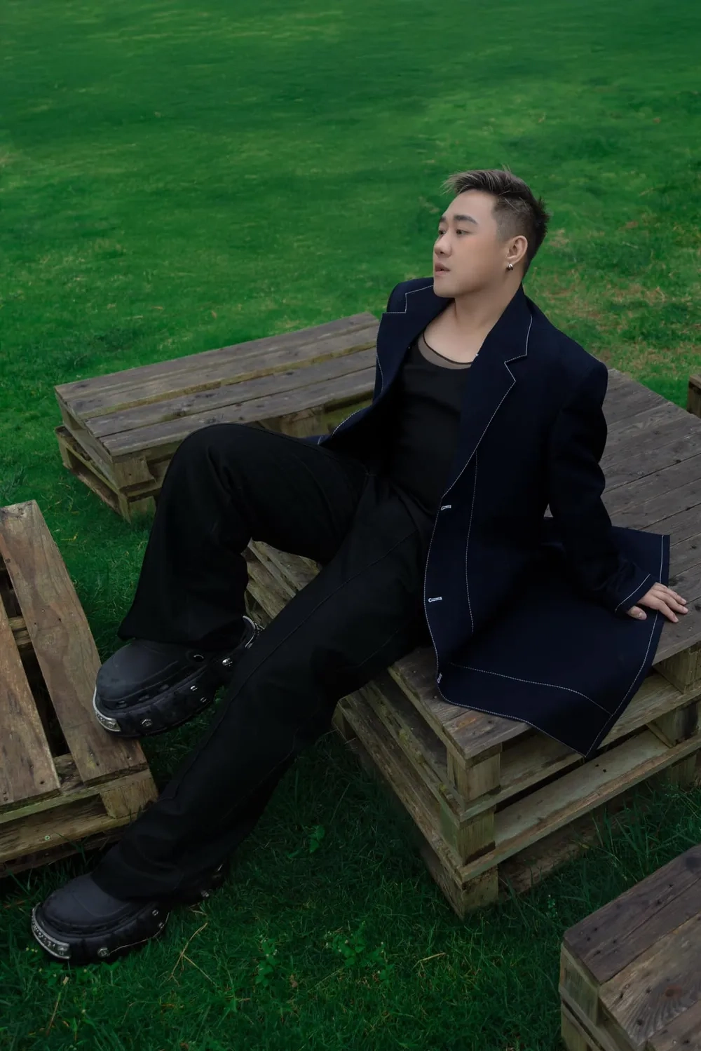 Lặng người trước Trung Quân idol cô đơn trên sofa