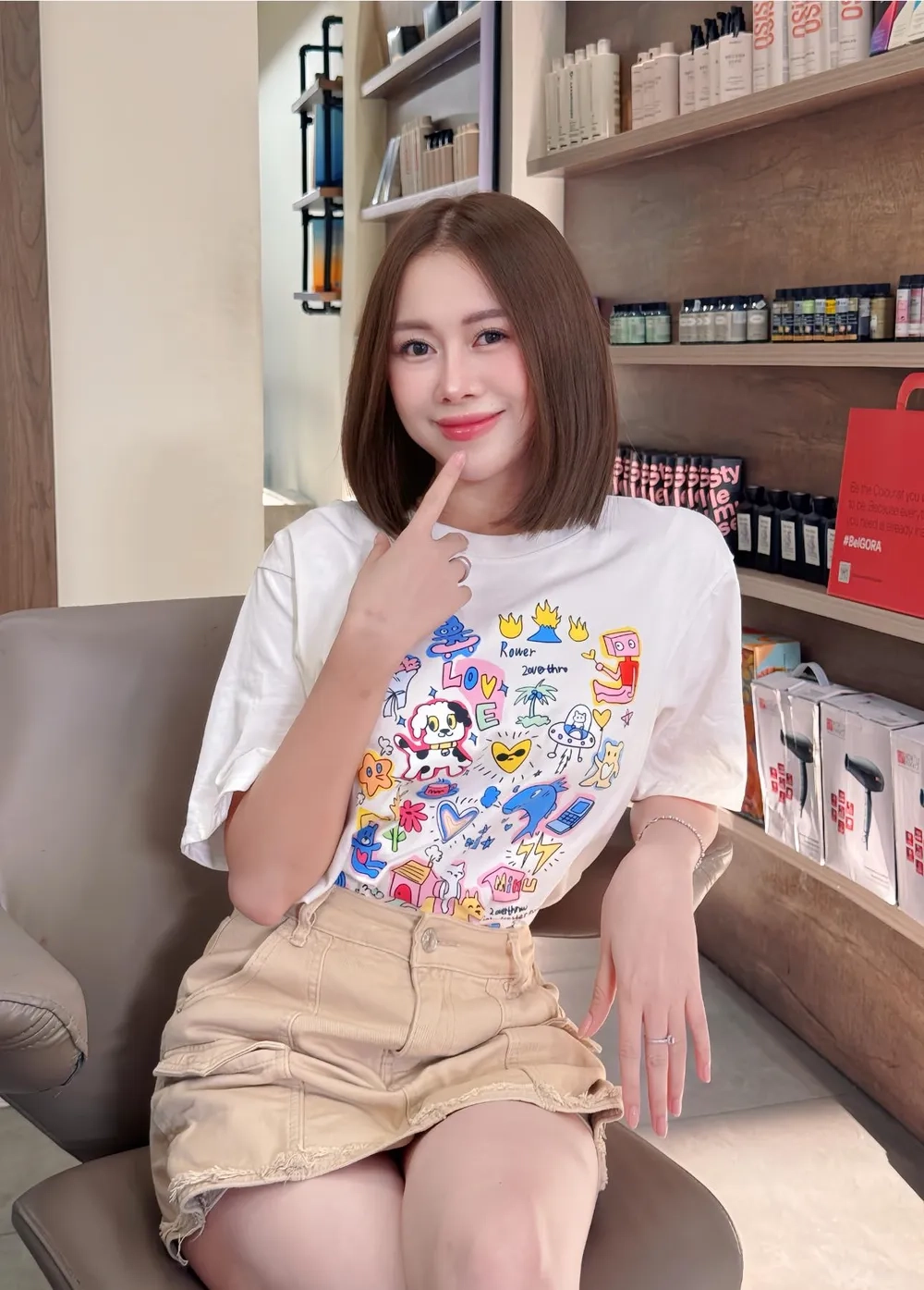 Tên thật của cô nàng là Việt Phương Thoa tên thật