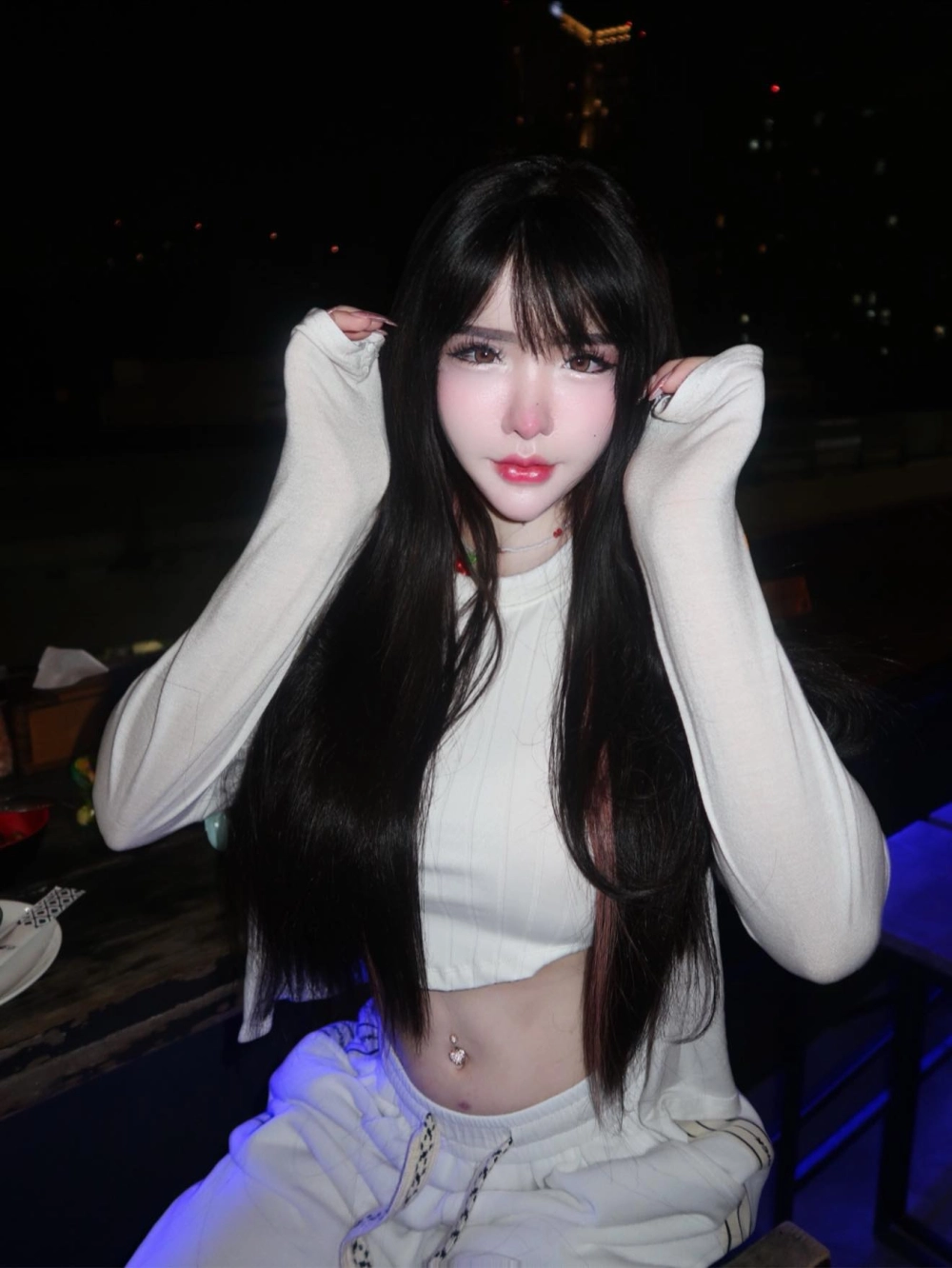 Mò vú gái xinh tay sờ ngực căng tròn gái đẹp kích thích sexy cuốn hút cuồng nhiệt