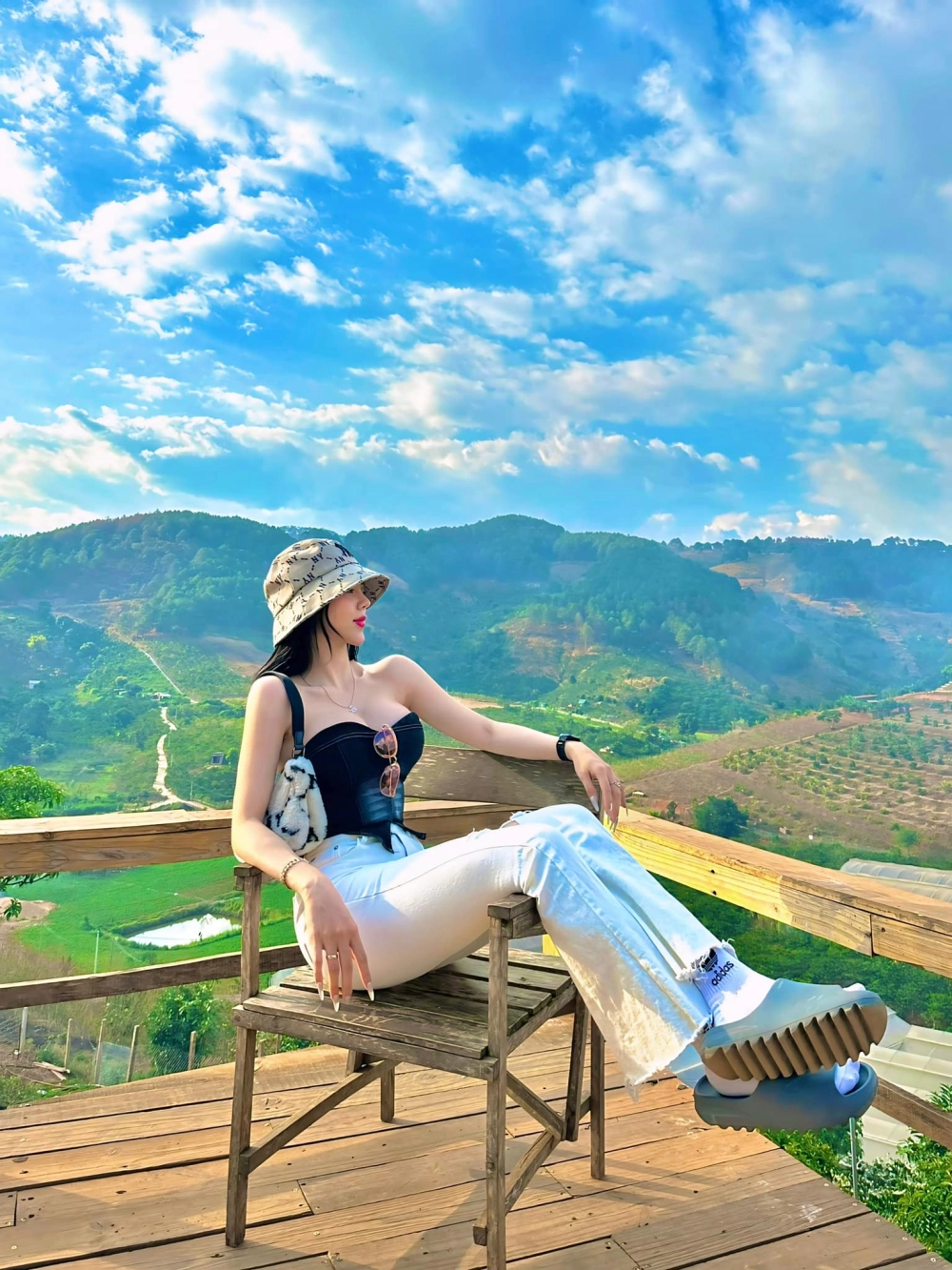 Ảnh sex gái mông to mông tròn lộ hàng nóng bỏng bất tận