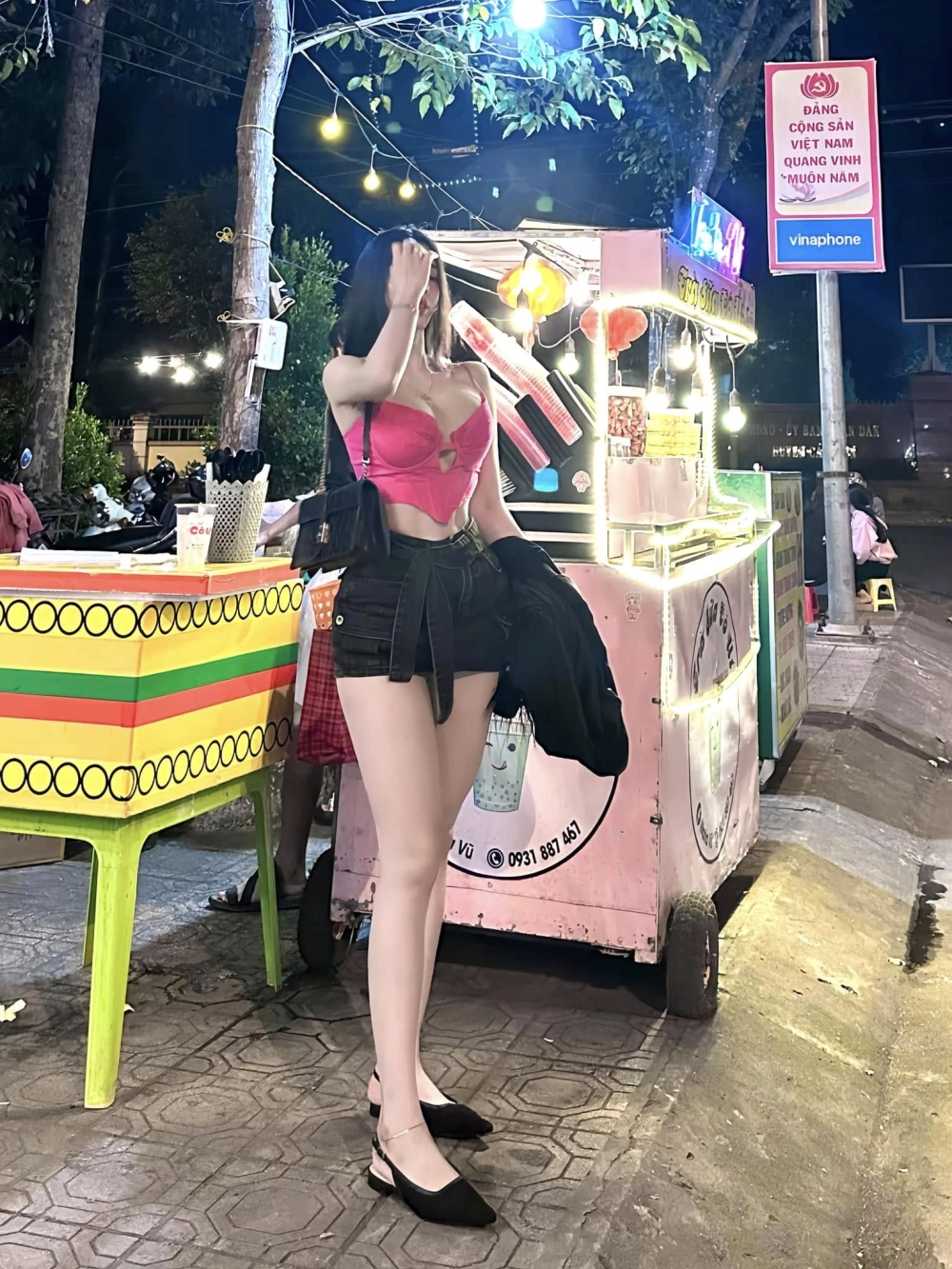 Ảnh sex áo yếm áo yếm hở vú nóng bỏng dâm đãng cuốn hút điên