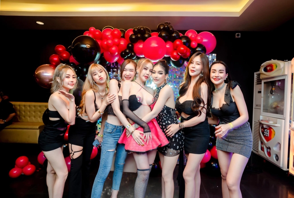 Gái xinh da trắng vú to làn da trắng nõn ngực to mịn màng nóng bỏng mê hoặc