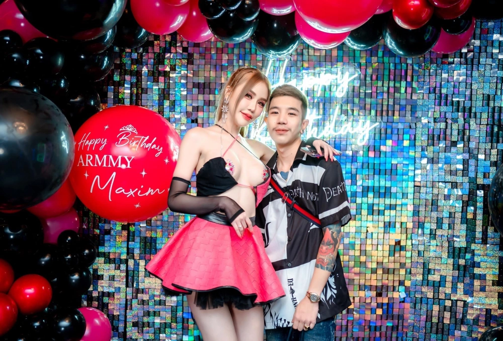 Sẽ gái xinh vú to ngực to căng đầy quyến rũ nóng bỏng khiến rung động