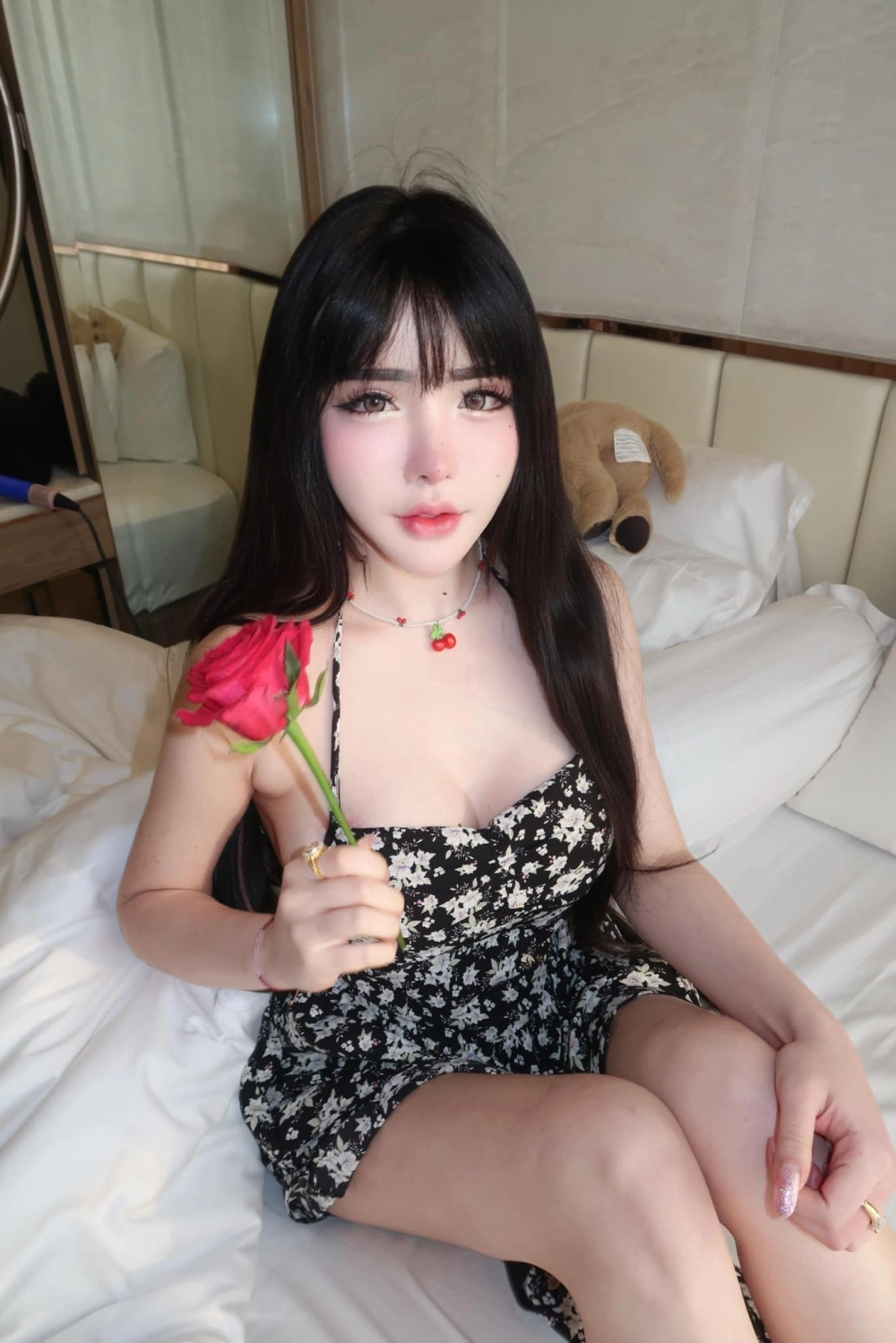 Gái xinh vú to mặc áo dài áo dài ôm sát ngực to gợi cảm nóng bỏng quyến rũ