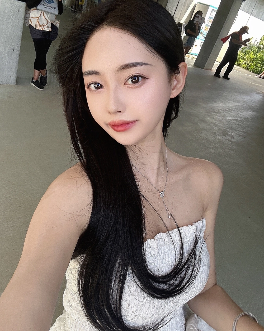 Gái xinh khoe vú trắng mịn màng siêu gợi cảm