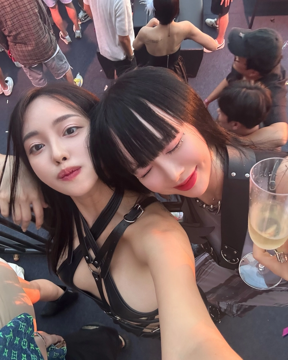 Gái xinh mặc áo vú lộ ngực quyến rũ