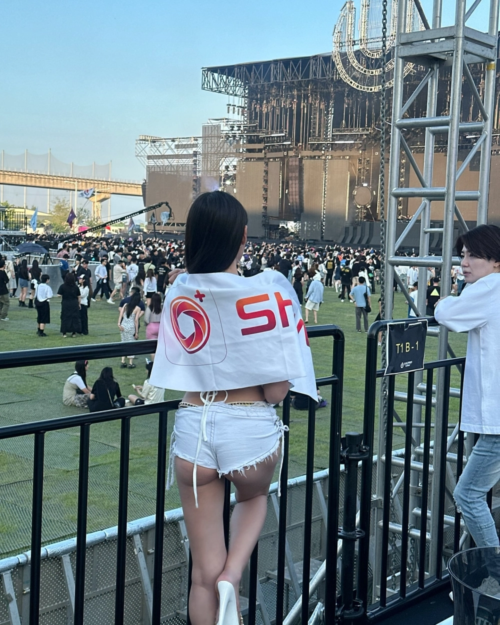 Gái xinh show vú hồng mọng nước kích thích