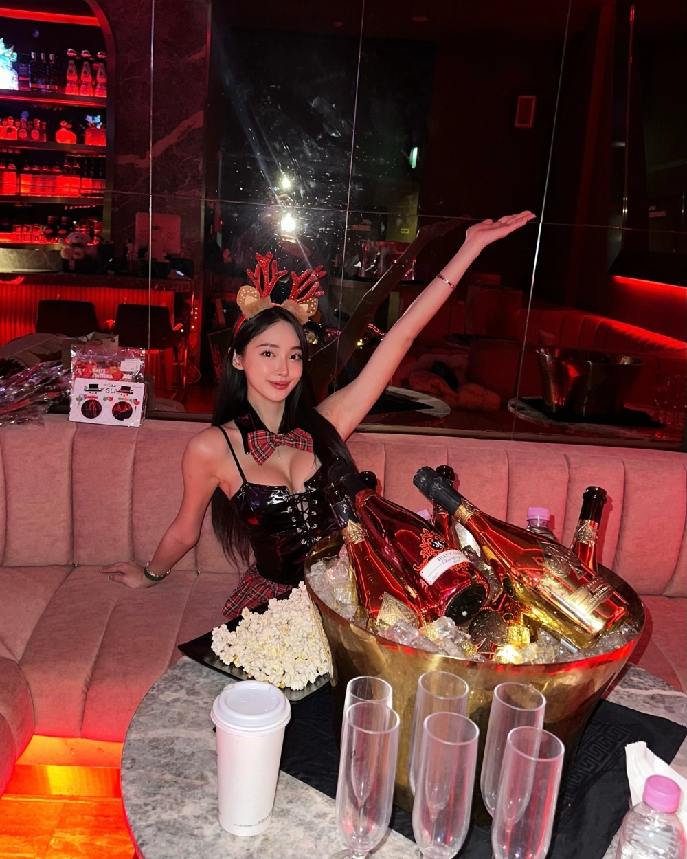 Gái xinh khoe vũ tự tin khoe vòng một căng tròn gợi cảm nóng bỏng mê mẩn