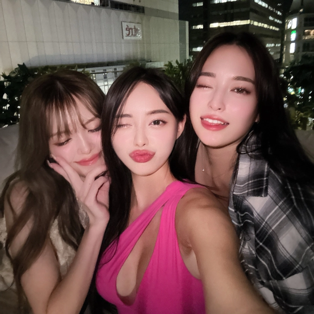 Gái xinh 2k10 show vú thế hệ 2k10 khoe ngực căng tròn sexy nóng bỏng mê mẩn