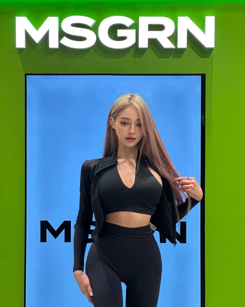 Gái xinh khoe vú to trắng ngực trắng nõn siêu to quyến rũ nóng bỏng