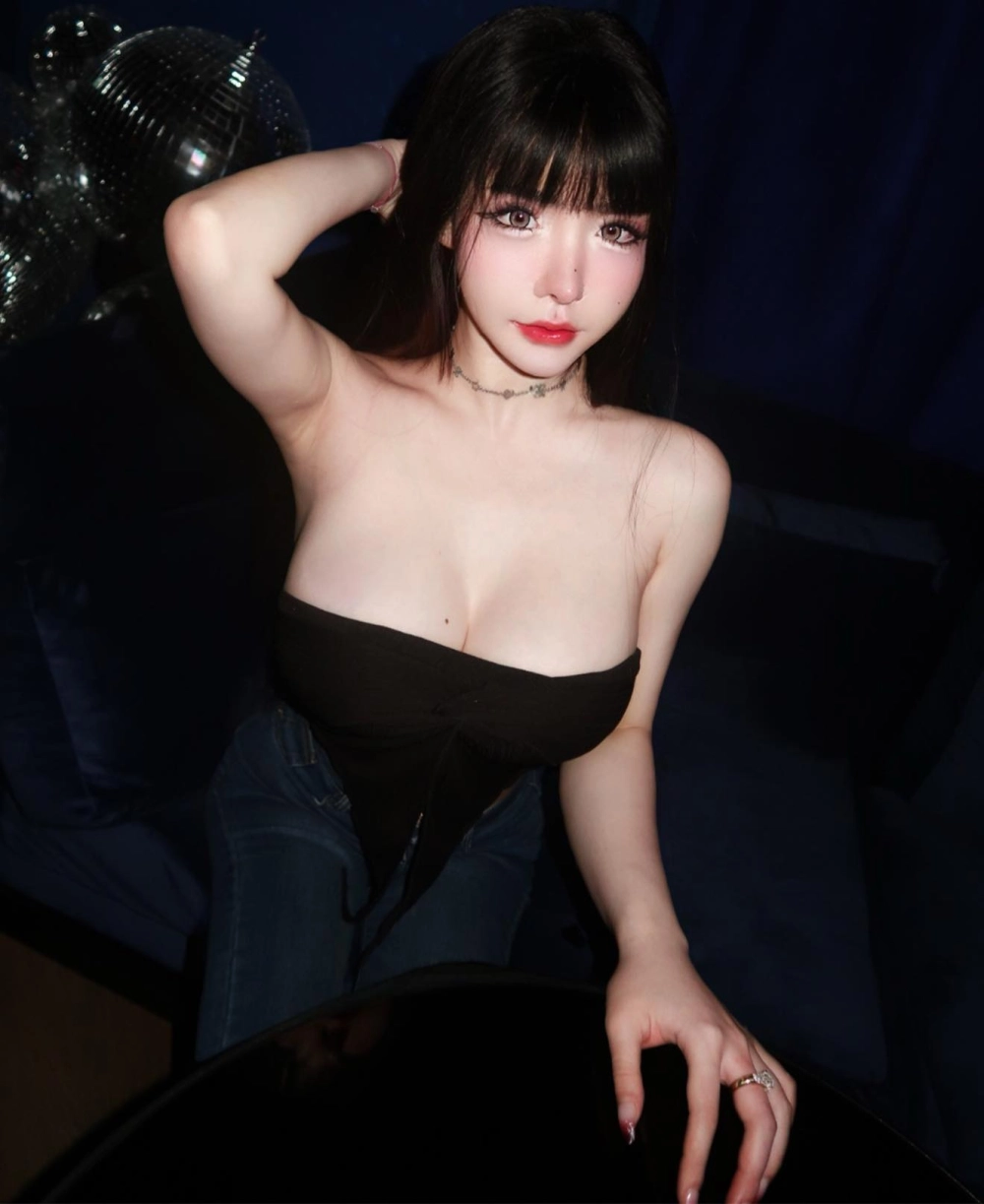 Ảnh cô gái sexy cô nàng quyến rũ pose nóng bỏng gợi tình cuốn hút cực kỳ