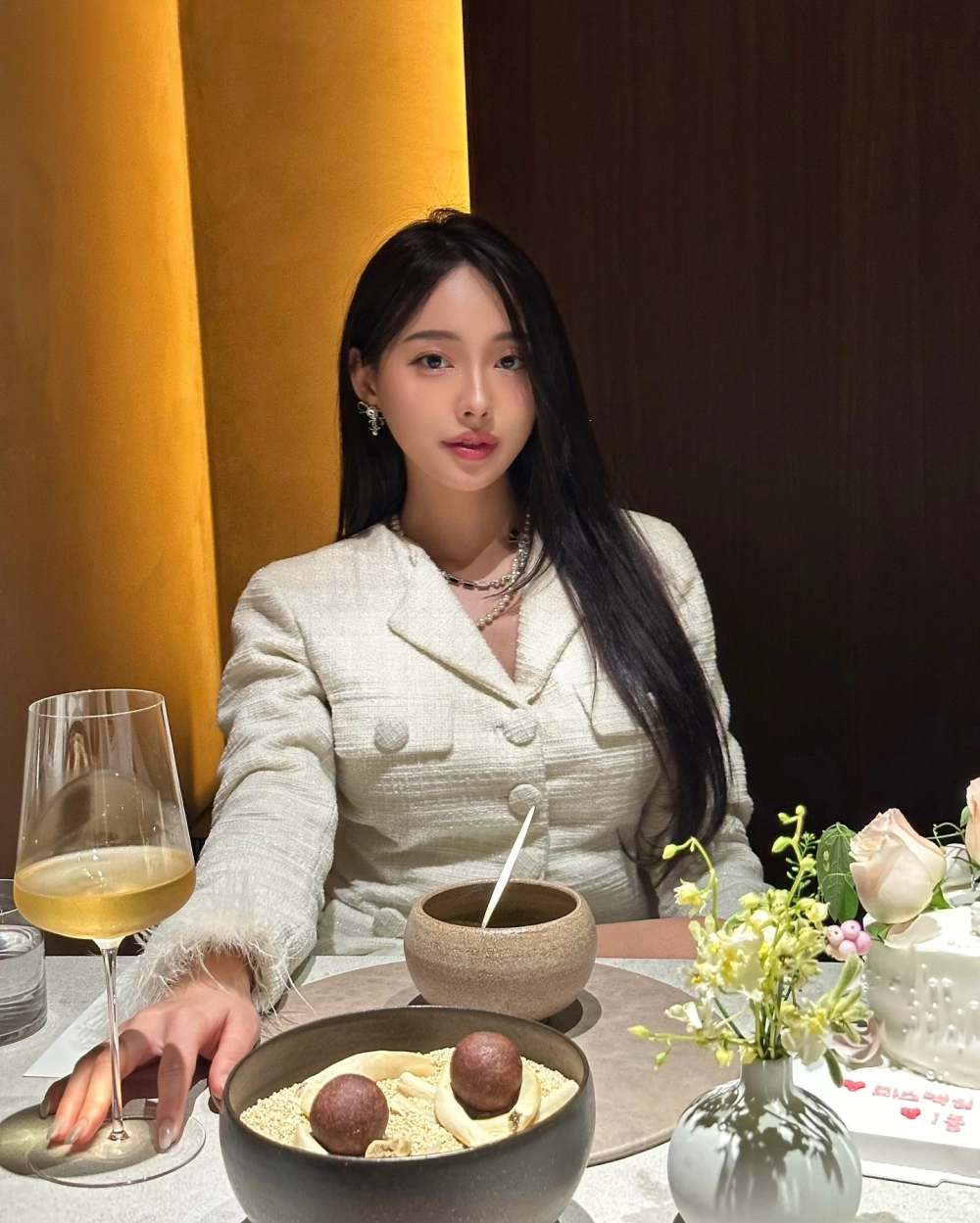 Gái xinh vú to trắng nõn làn da trắng ngực lớn mịn màng sexy cuốn hút mê hoặc