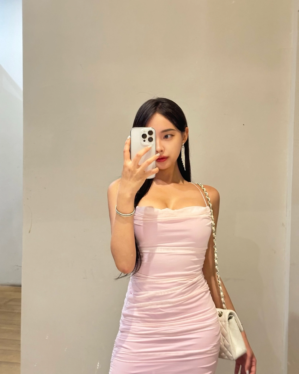 Gái xinh bóp vú thủ dâm tự bóp ngực tự sướng kích thích sexy nóng bỏng cuồng nhiệt