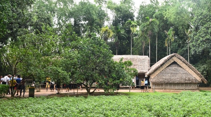 Làng sen quê nội bác hồ giản dị thiêng