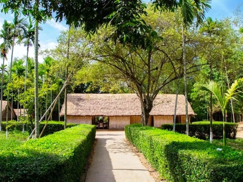 Về thăm nhà bác làng sen giản dị ấm áp