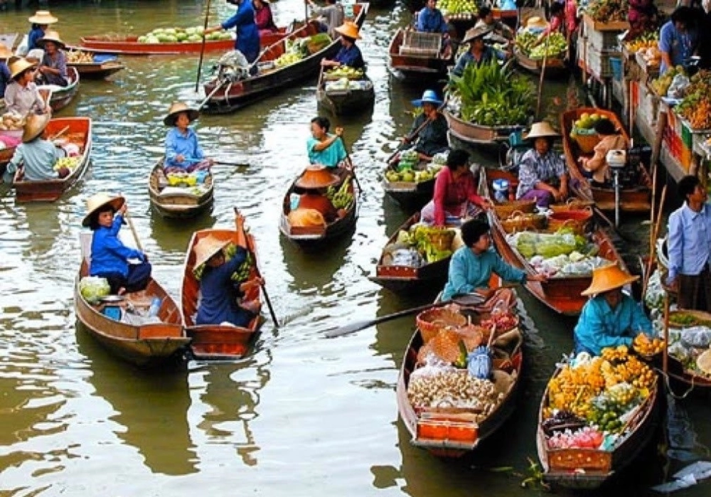 Chợ nổi Cà Mau miền Tây mang đậm đời sống sông nước.