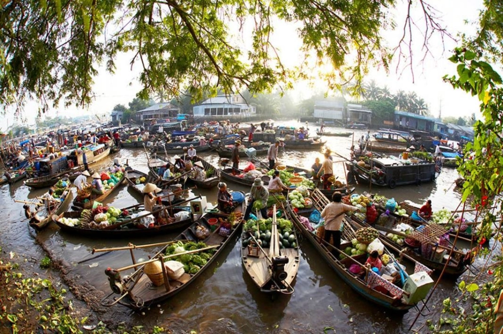 Văn hóa chợ nổi Cà Mau phản ánh sinh hoạt buôn bán trên sông.