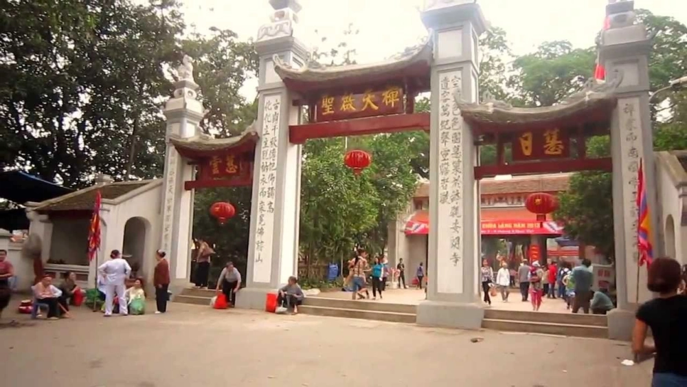 Hình ảnh chùa Láng mang không gian thanh tịnh, trang nghiêm.