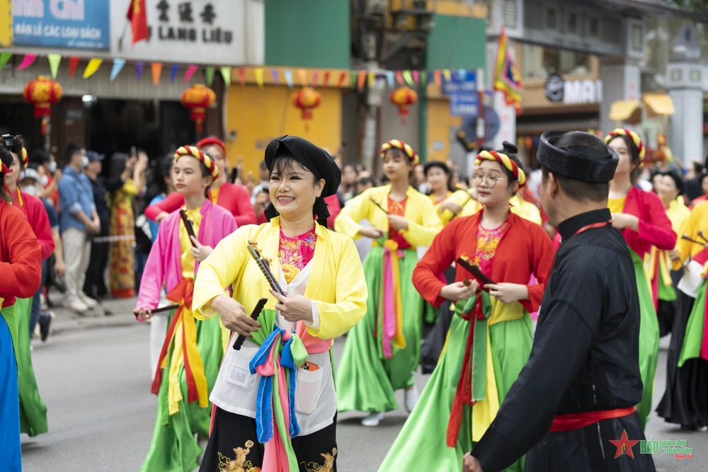 Chùa Láng mùa lễ hội nhộn nhịp và đông khách thập phương.