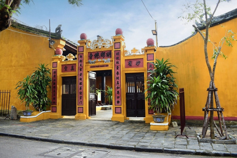 Chùa Quan Âm cầu duyên được nhiều người trẻ tìm đến.