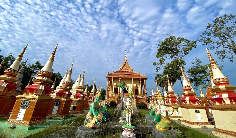 Chùa Xiêm Cán nổi tiếng là điểm du lịch tâm linh miền Tây.