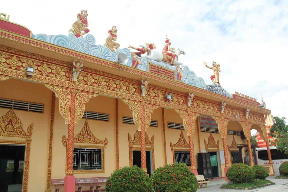 Chùa Xiêm Cán Bạc Liêu linh thiêng, được nhiều người chiêm bái.