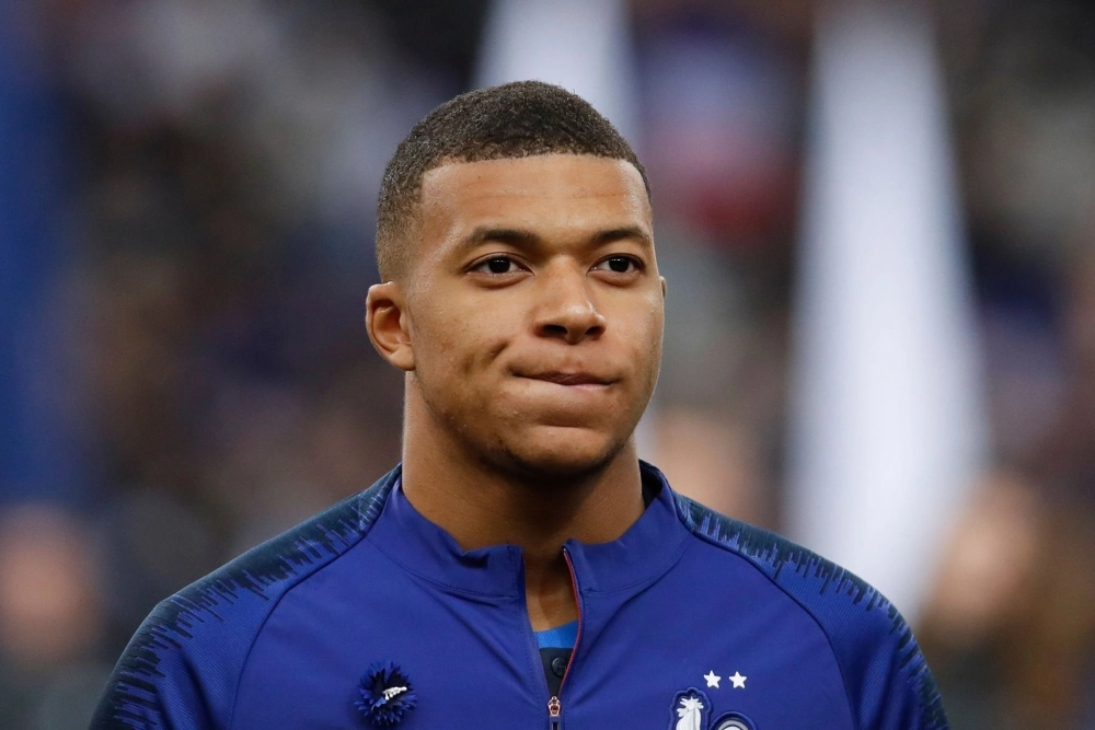 Kylian mbappé didier deschamps gắn liền với đội tuyển Pháp.