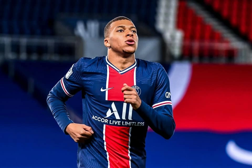 Kylian mbappé age gây ấn tượng vì thành công từ rất sớm.