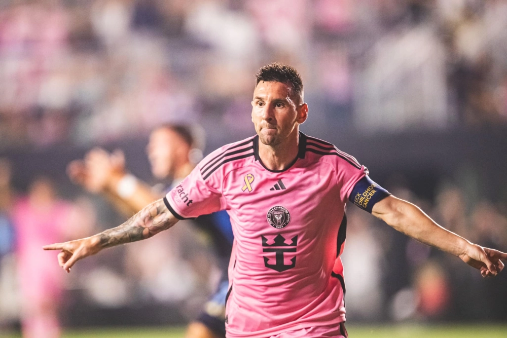 Lionel messi and cristiano ronaldo là cặp kỳ phùng địch thủ.