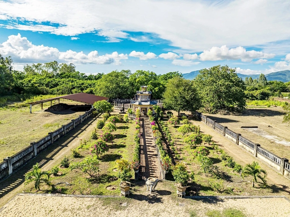 Du lịch thành Hoàng Đế phù hợp cho người yêu lịch sử.