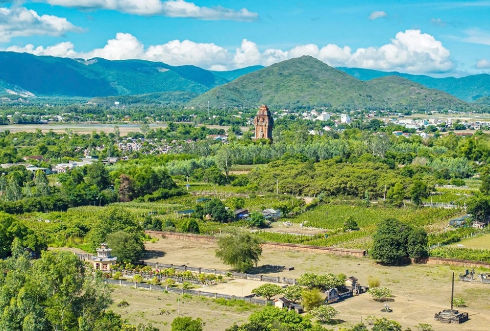 Địa điểm thành Hoàng Đế thuận tiện cho du lịch lịch sử.