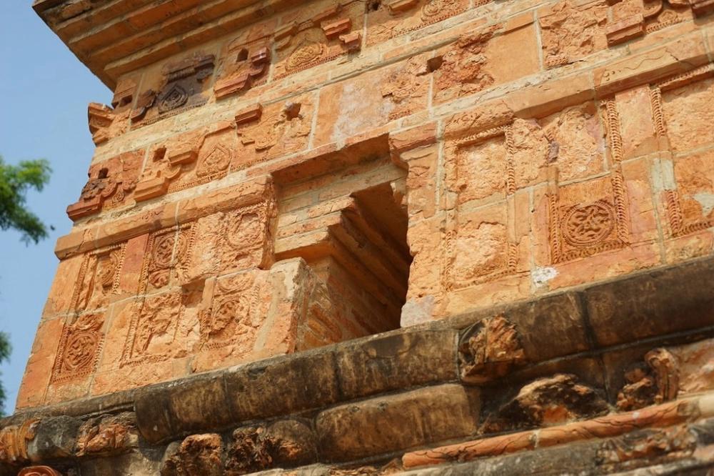 Tháp Bình Sơn Phật giáo gắn với tín ngưỡng tâm linh xưa.