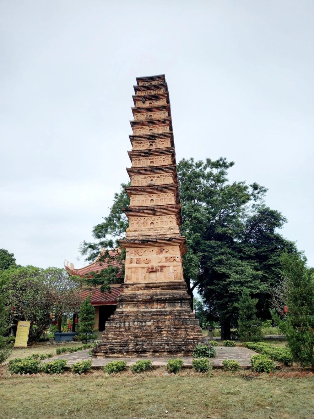 Tham quan tháp Bình Sơn giúp hiểu thêm về lịch sử địa phương.