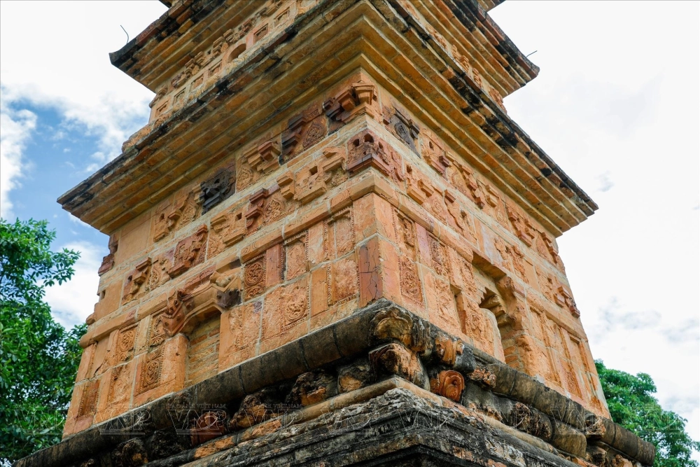 Ảnh tháp Bình Sơn ghi lại vẻ đẹp trầm mặc, cổ kính.