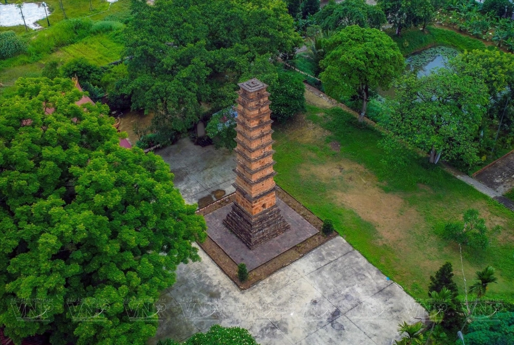 Hình ảnh tháp Bình Sơn mang nét yên bình, trang nghiêm.